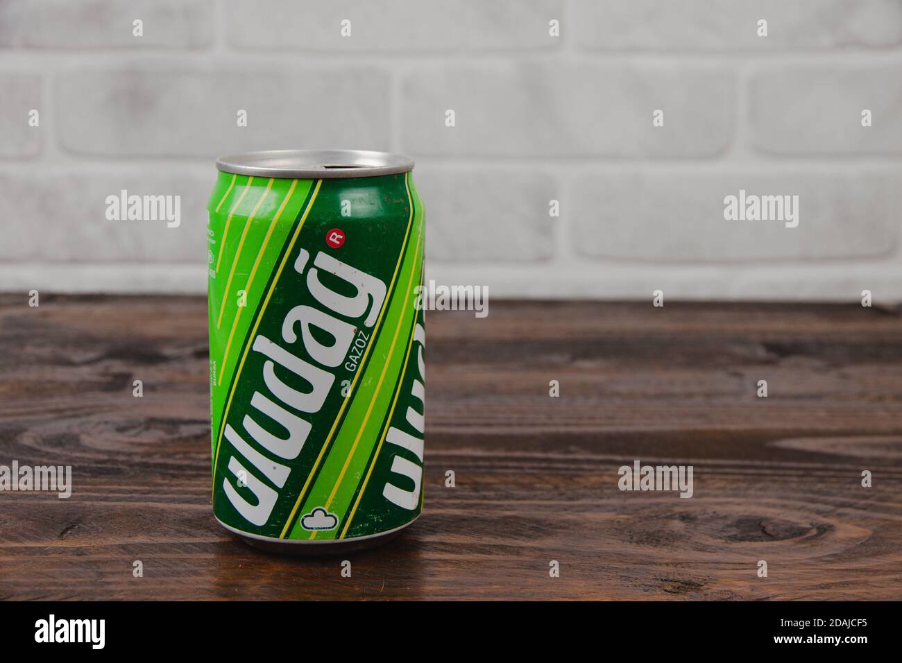 Eine alte AluminiumDose von Uludag Softdrink gegen die Ziegelwand Stockfoto