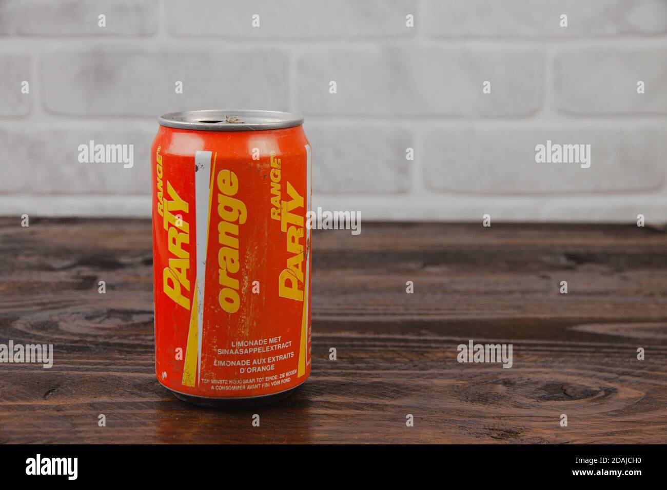 Eine alte Aluminiumkälte von Niederlande Softdrink gegen die Ziegelwand Stockfoto