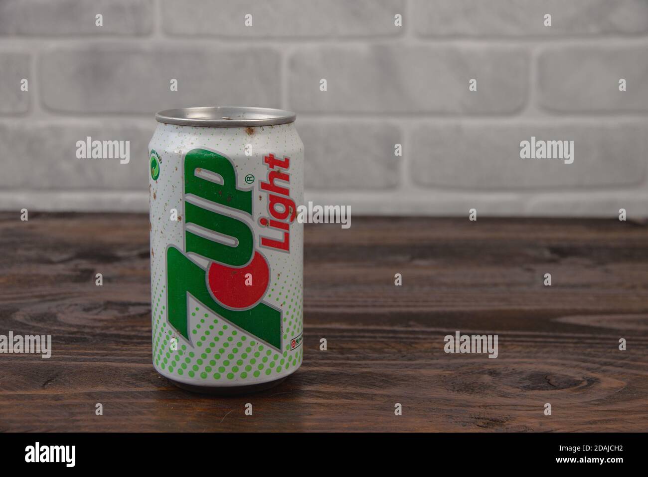 Eine alte AluminiumDose 7up Softdrink gegen die Ziegelwand Stockfoto
