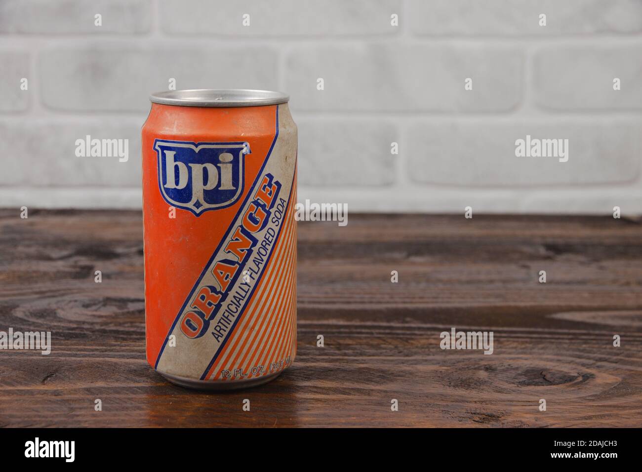 Eine alte AluminiumDose bpi Softdrink gegen die Ziegelwand Stockfoto