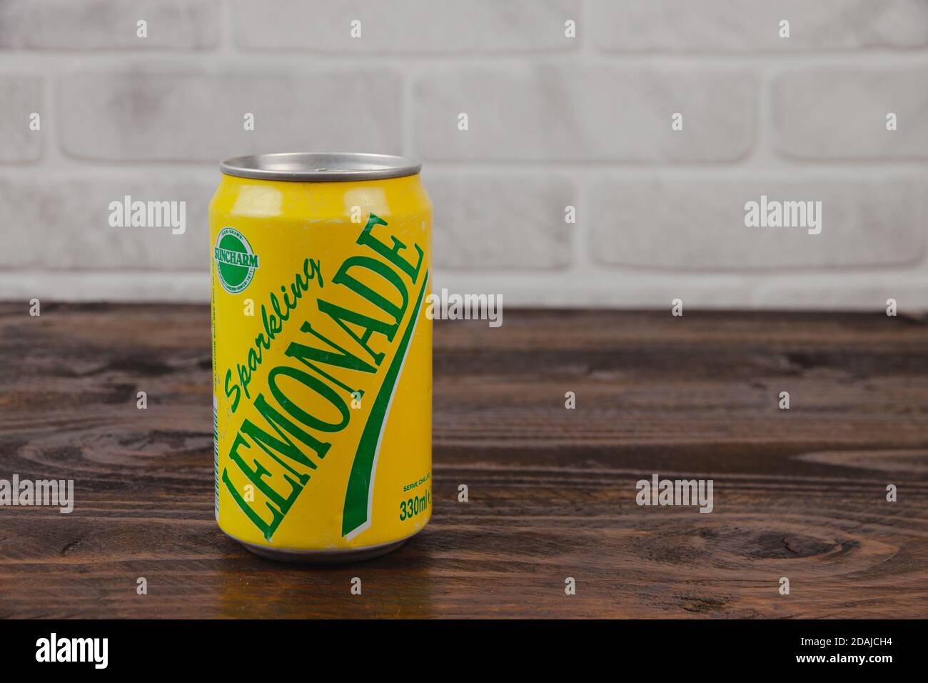 Eine alte AluminiumDose von Suncharm Softdrink gegen die Ziegelwand Stockfoto