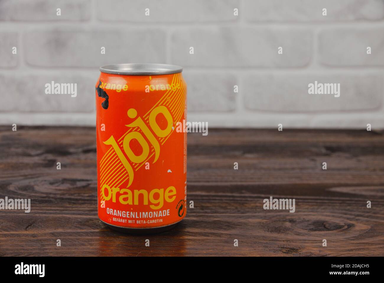 Eine alte Aluminium Dose jojo Softdrink gegen die Ziegelwand Stockfoto