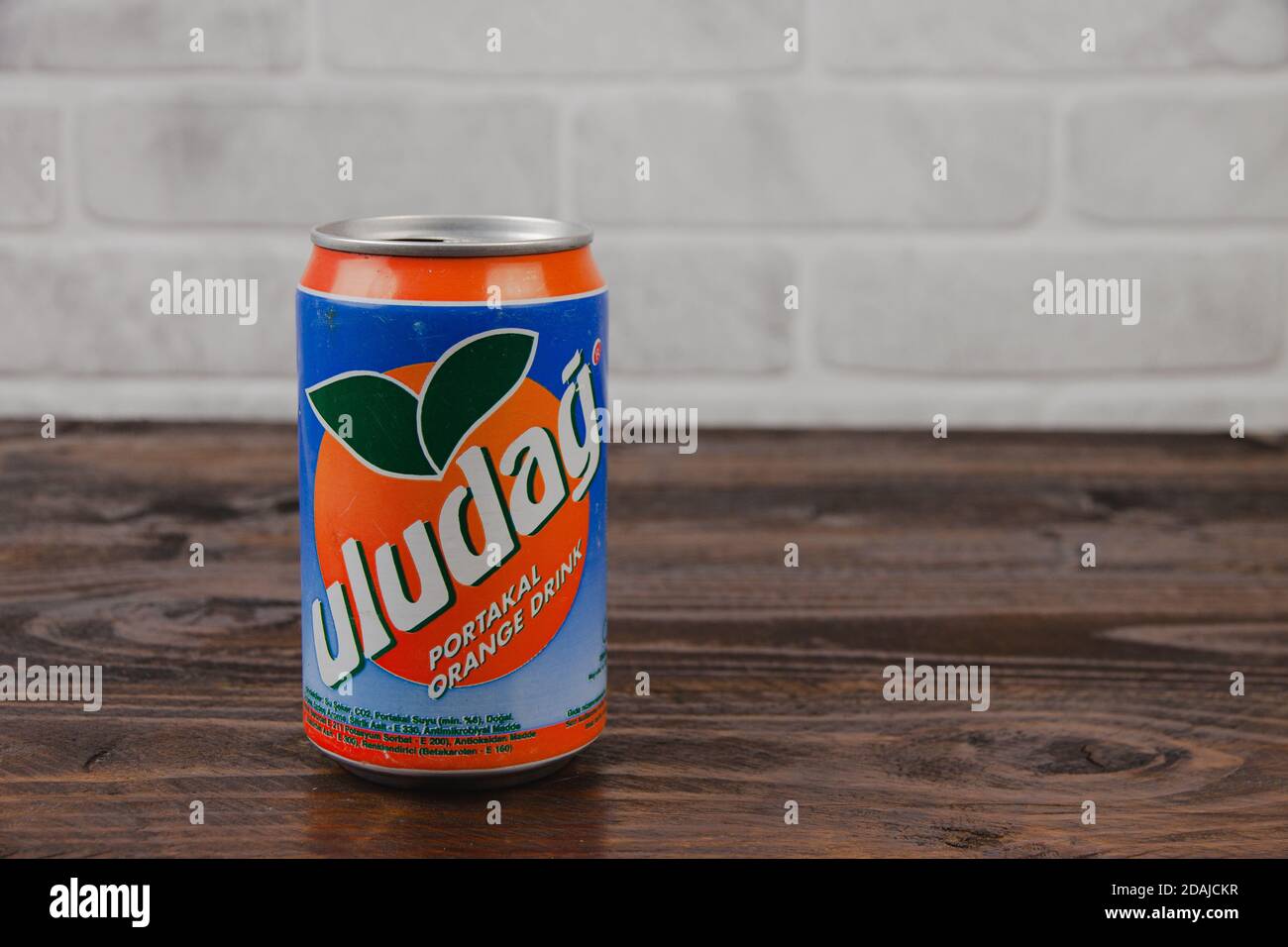 Eine alte AluminiumDose von Uludag Softdrink gegen die Ziegelwand Stockfoto