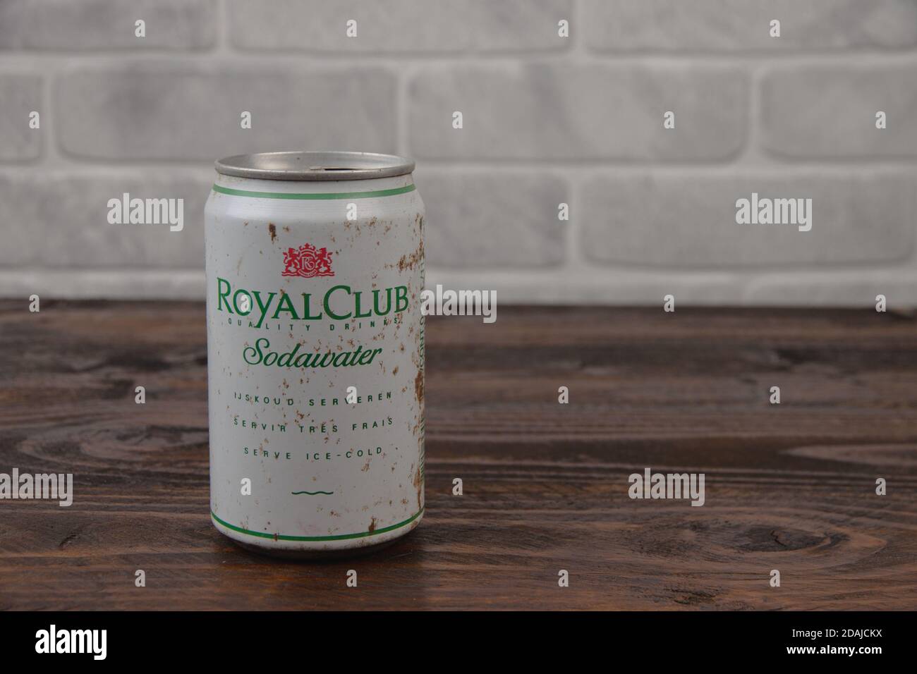 Eine alte AluminiumDose Royal Club Softdrink dagegen Die Ziegelmauer Stockfoto