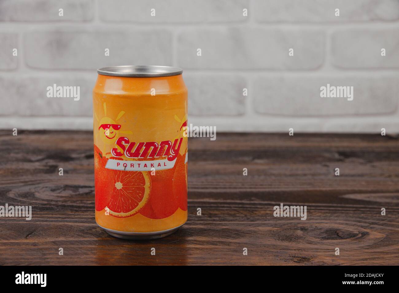 Eine alte AluminiumDose von Sunny Softdrink gegen die Ziegelwand Stockfoto