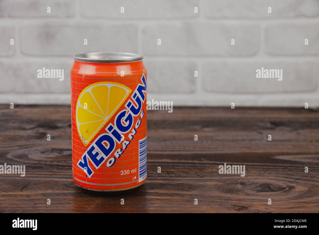 Eine alte Aluminiumkanüche von Yedigun Softdrink gegen die Ziegelwand Stockfoto