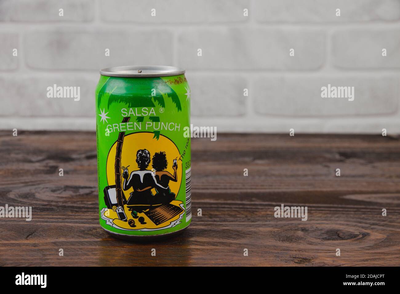 Eine alte AluminiumDose Salsa Softdrink gegen die Ziegelwand Stockfoto