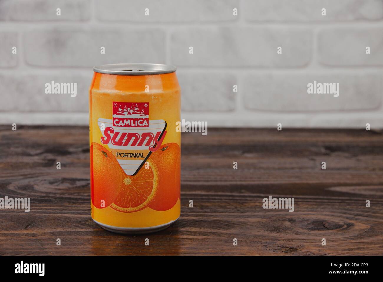 Eine alte AluminiumDose Camlica Softdrink gegen die Ziegelwand Stockfoto