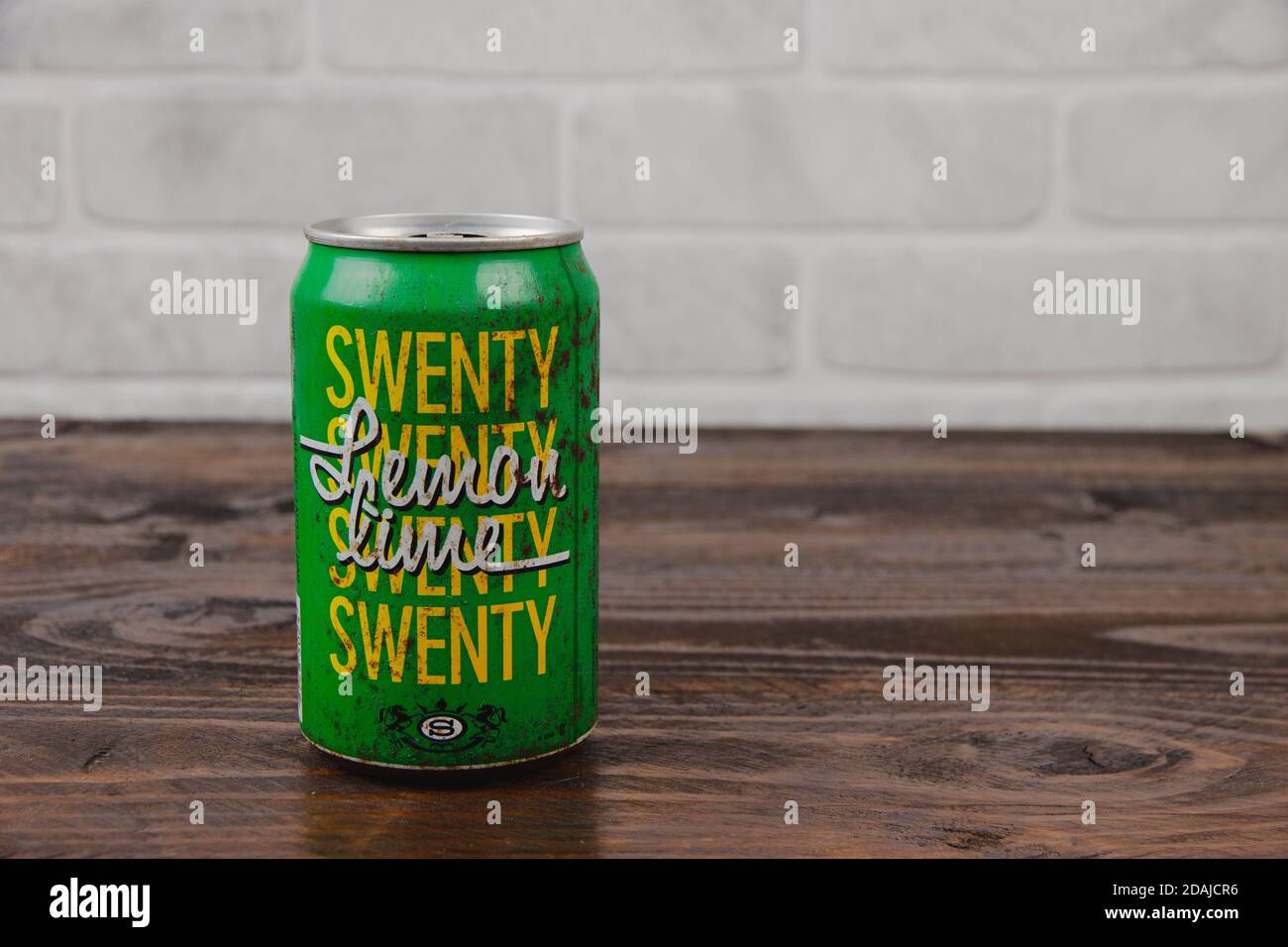 Eine alte AluminiumDose von Swenty Softdrink gegen die Ziegelwand Stockfoto