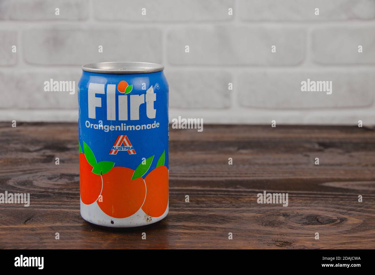 Eine alte AluminiumDose Flirt Softdrink gegen die Ziegelwand Stockfoto