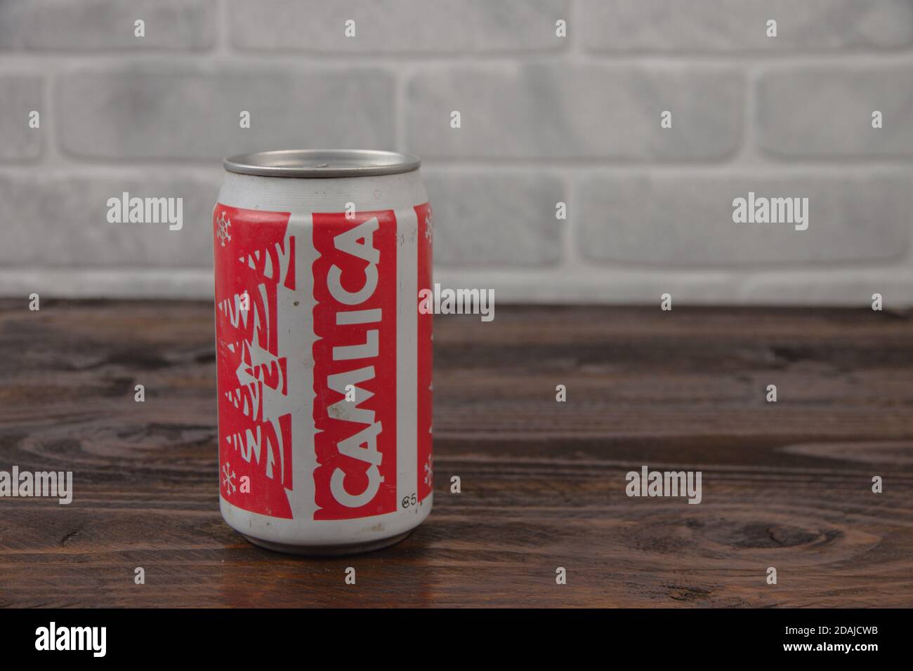 Eine alte AluminiumDose Camlica Softdrink gegen die Ziegelwand Stockfoto