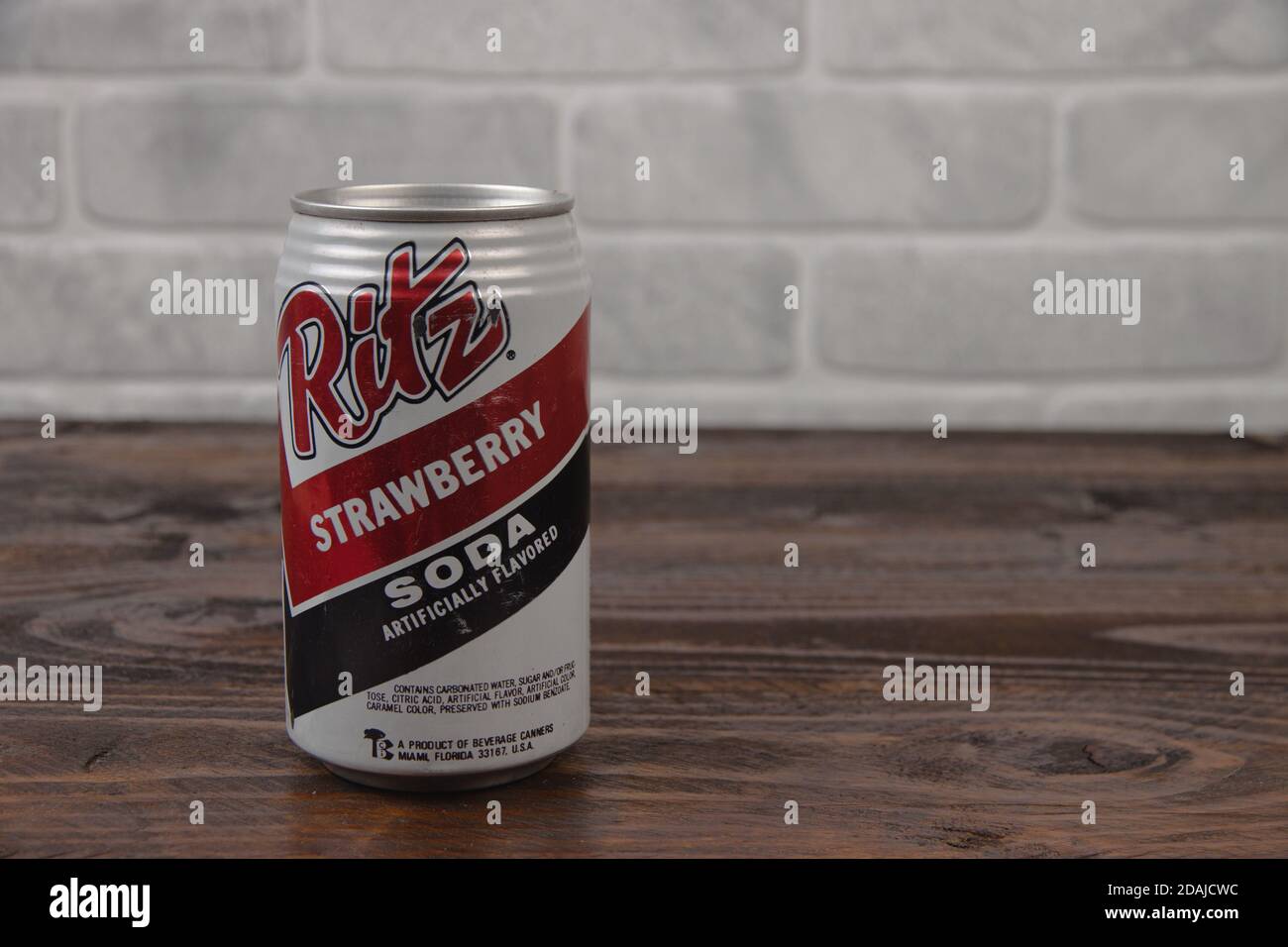 Eine alte AluminiumDose Ritz Softdrink dagegen Ziegelwand Stockfoto