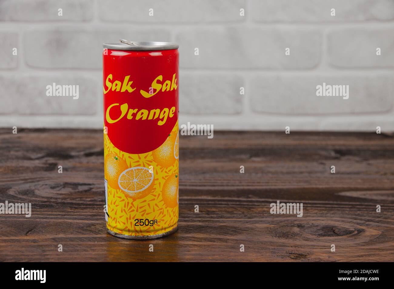 Eine alte AluminiumDose von Sak Sak Softdrink dagegen Die Ziegelmauer Stockfoto