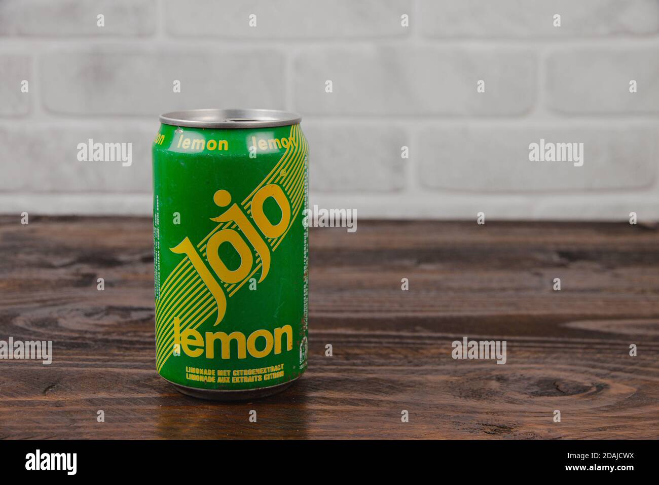 Eine alte Aluminium Dose jojo Softdrink gegen die Ziegelwand Stockfoto