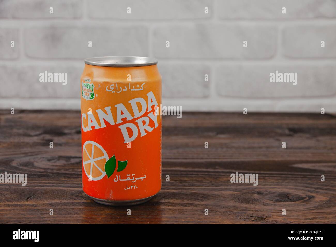 Eine alte AluminiumDose von Canada Dry Softdrink dagegen Die Ziegelmauer Stockfoto