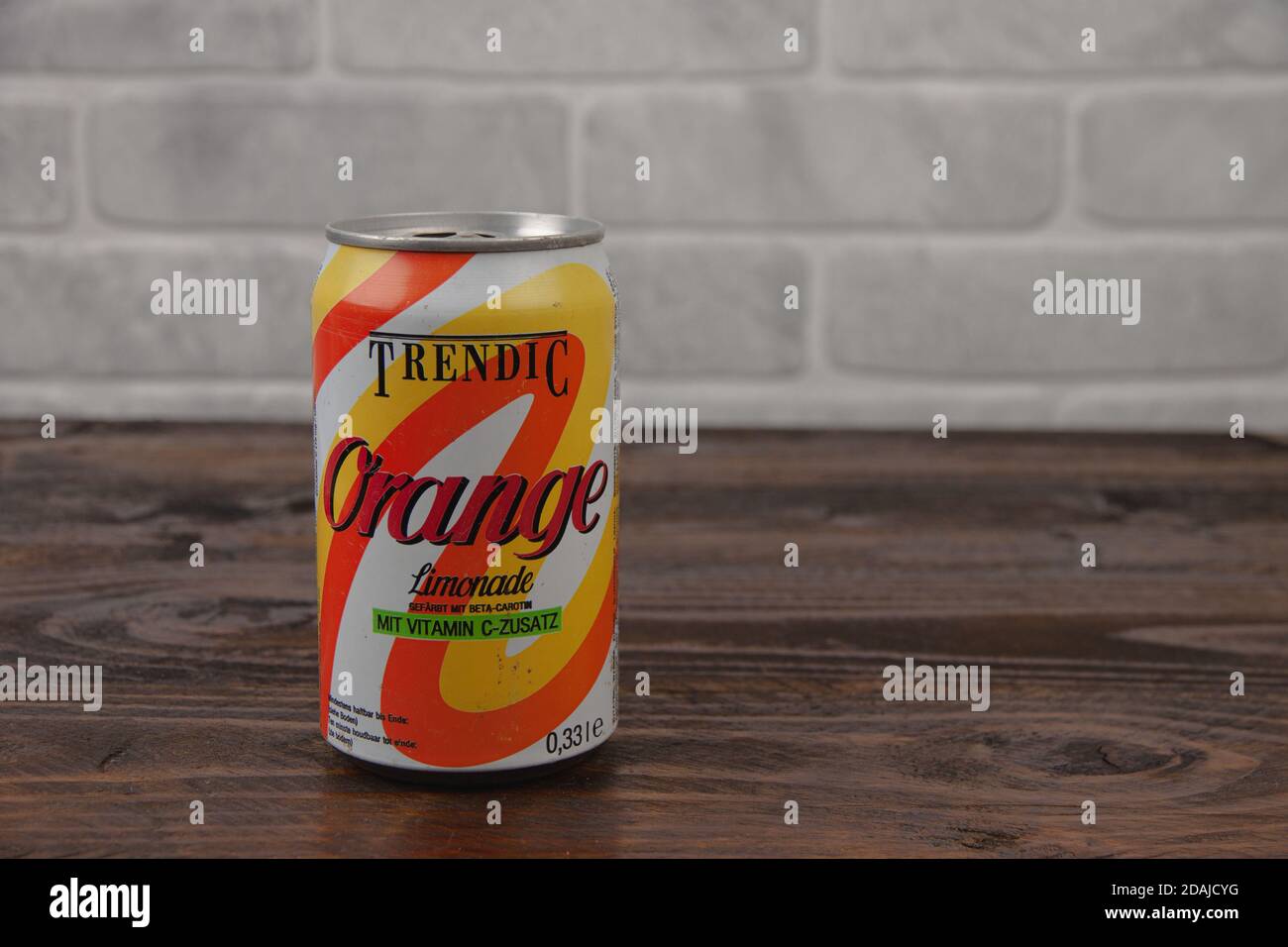 Eine alte AluminiumDose Trendic Softdrink gegen die Ziegelwand Stockfoto