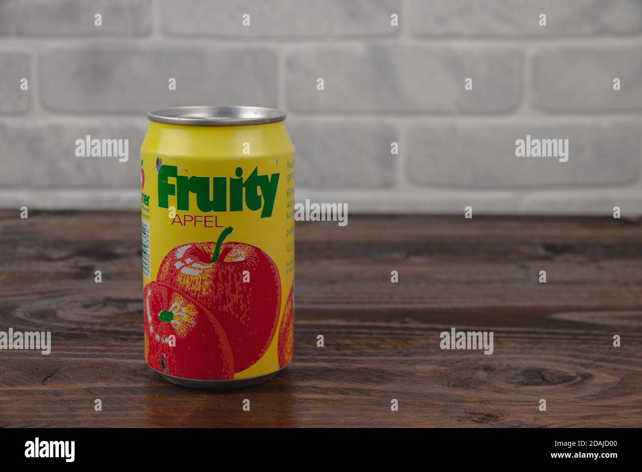 Eine alte Aluminiumkälte von fruchtigem Softdrink gegen die Ziegelwand Stockfoto