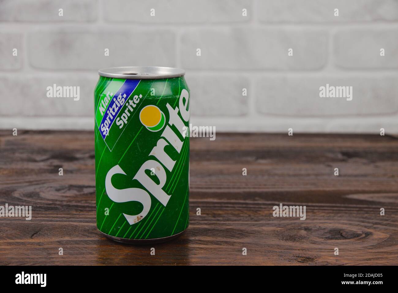 Eine Vintage Aluminium Dose Sprite Softdrink gegen die Ziegel Wal Stockfoto