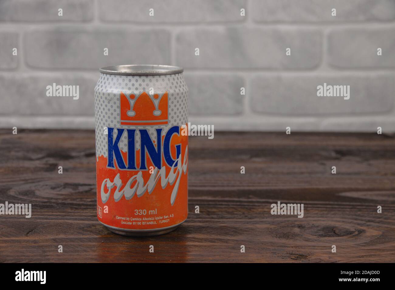 Eine alte AluminiumDose Camlica Softdrink gegen die Ziegelwand Stockfoto