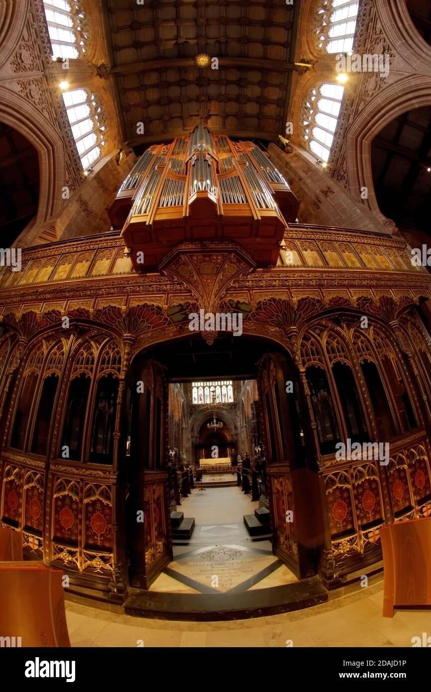 Manchester Cathedral Innenraum, Blick vom Kirchenschiff in die angrenzende Collegiate Chapel unter der Reihe von Orgelpfeifen. Stockfoto