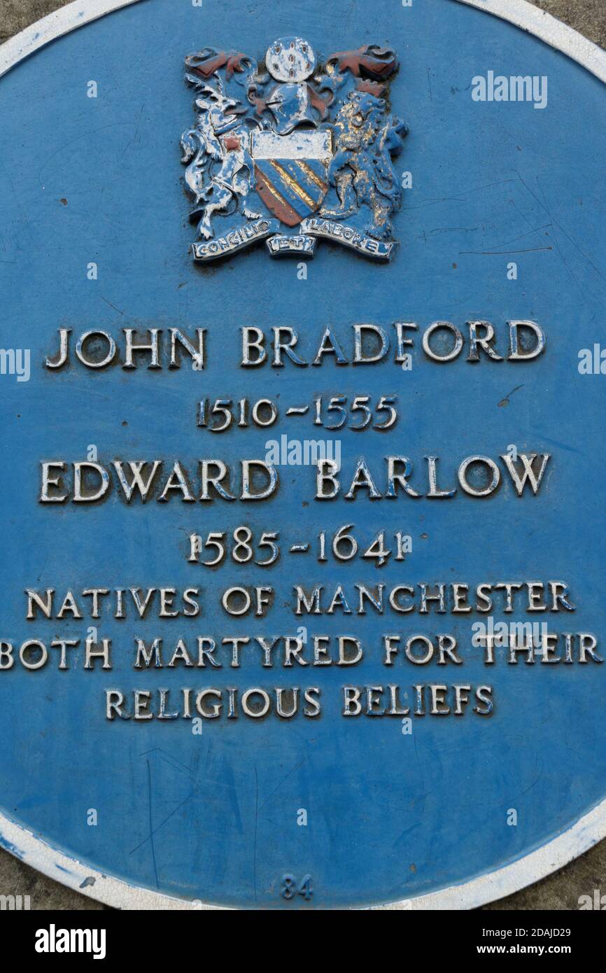 Blaue Plakette vor der Kathedrale von Manchester in Erinnerung an religiöse Märtyrer aus Manchester: John Bradford ( 1510 -1555) und Edward Barlow (1585 -1641). Stockfoto