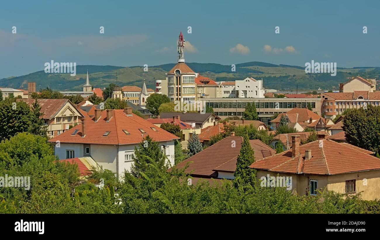 Vororte mit Wohnhäusern und Häusern der Stadt Alba Iulia, Rumänien, Blick von der alten mittelalterlichen Stadtmauer an einem sonnigen Tag mit blauem Himmel Stockfoto