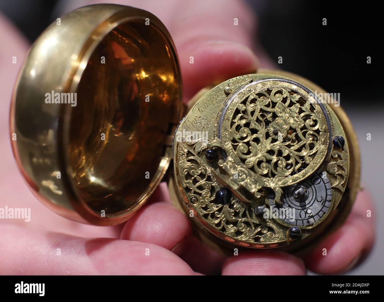 Ein Galerist hält eine Thomas Tompion feine Gold Schlüssel Windpaar Tasche Taschenuhr, London Hallmark für 1700, geschätzt auf GBP 8,000 Ð GBP 10,000, Teil der bevorstehenden Uhren und Armbanduhren Verkauf bei Bonhams in London. Stockfoto