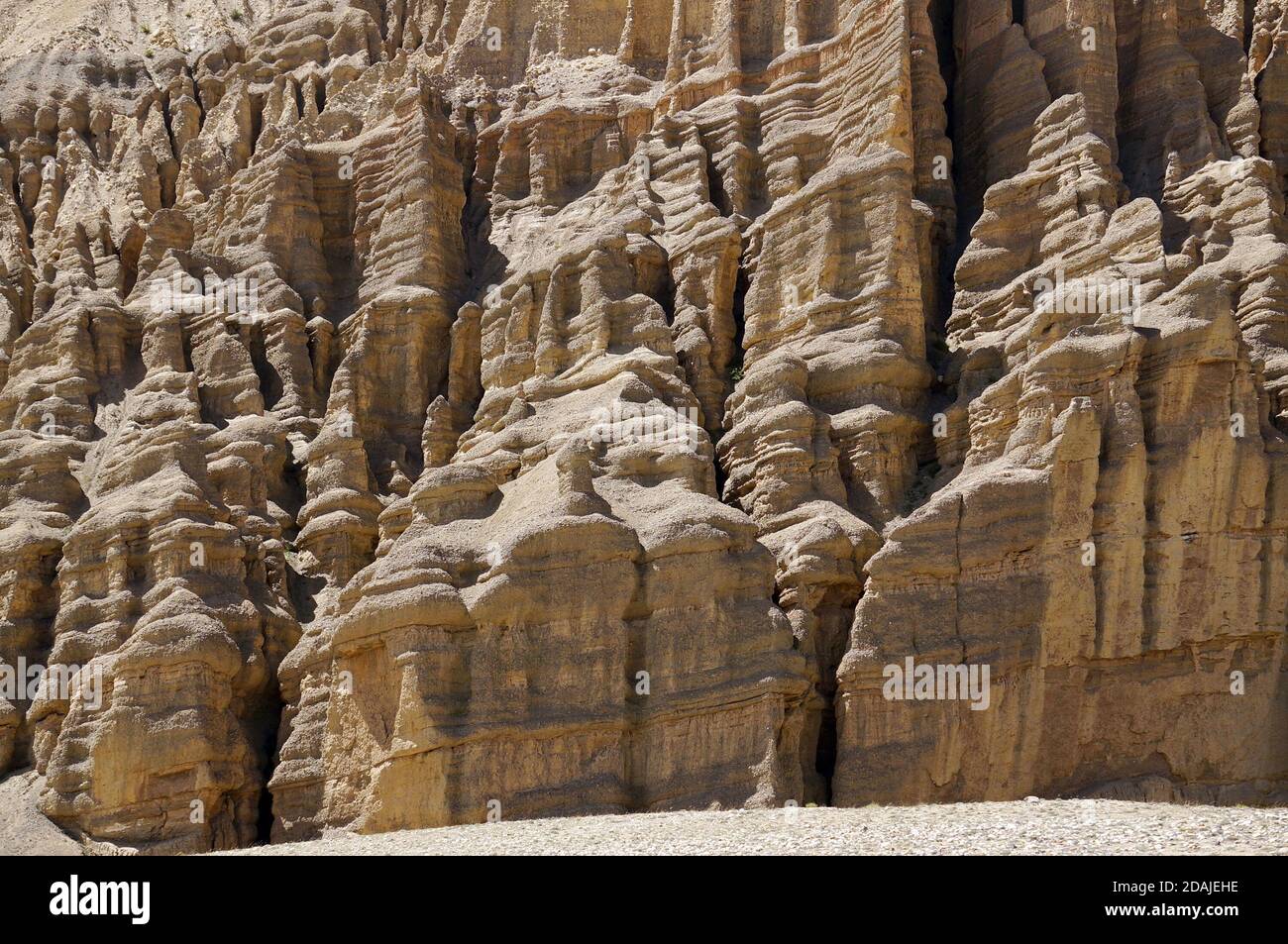 Felsrelief, durch Verwitterung gebildet, zwischen Ghami und Dhakmar. Oberer Mustang. Nepal. Stockfoto