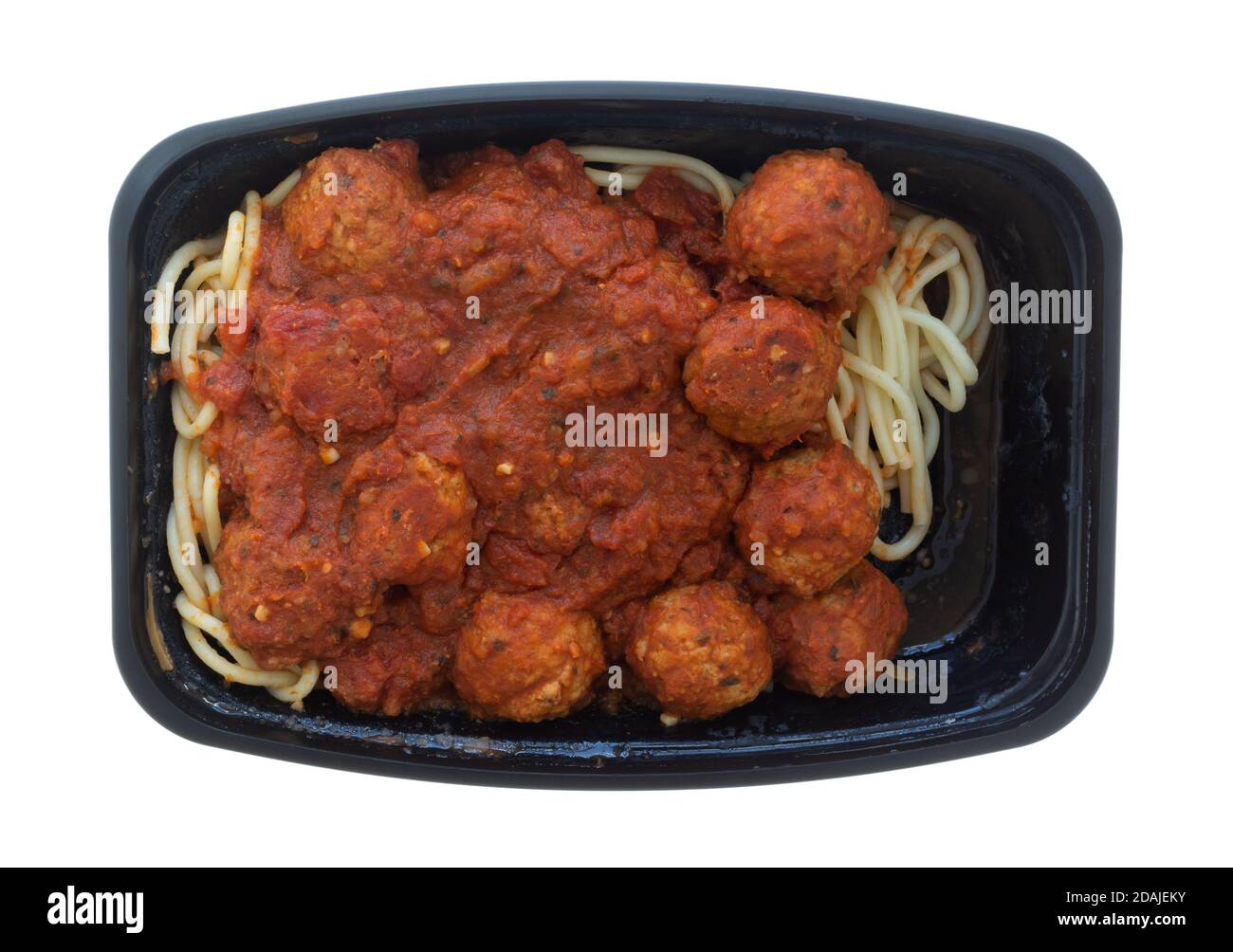 Draufsicht auf hausgemachte Spaghetti und Fleischbällchen in einem schwarzen Tablett isoliert auf weißem Hintergrund. Stockfoto