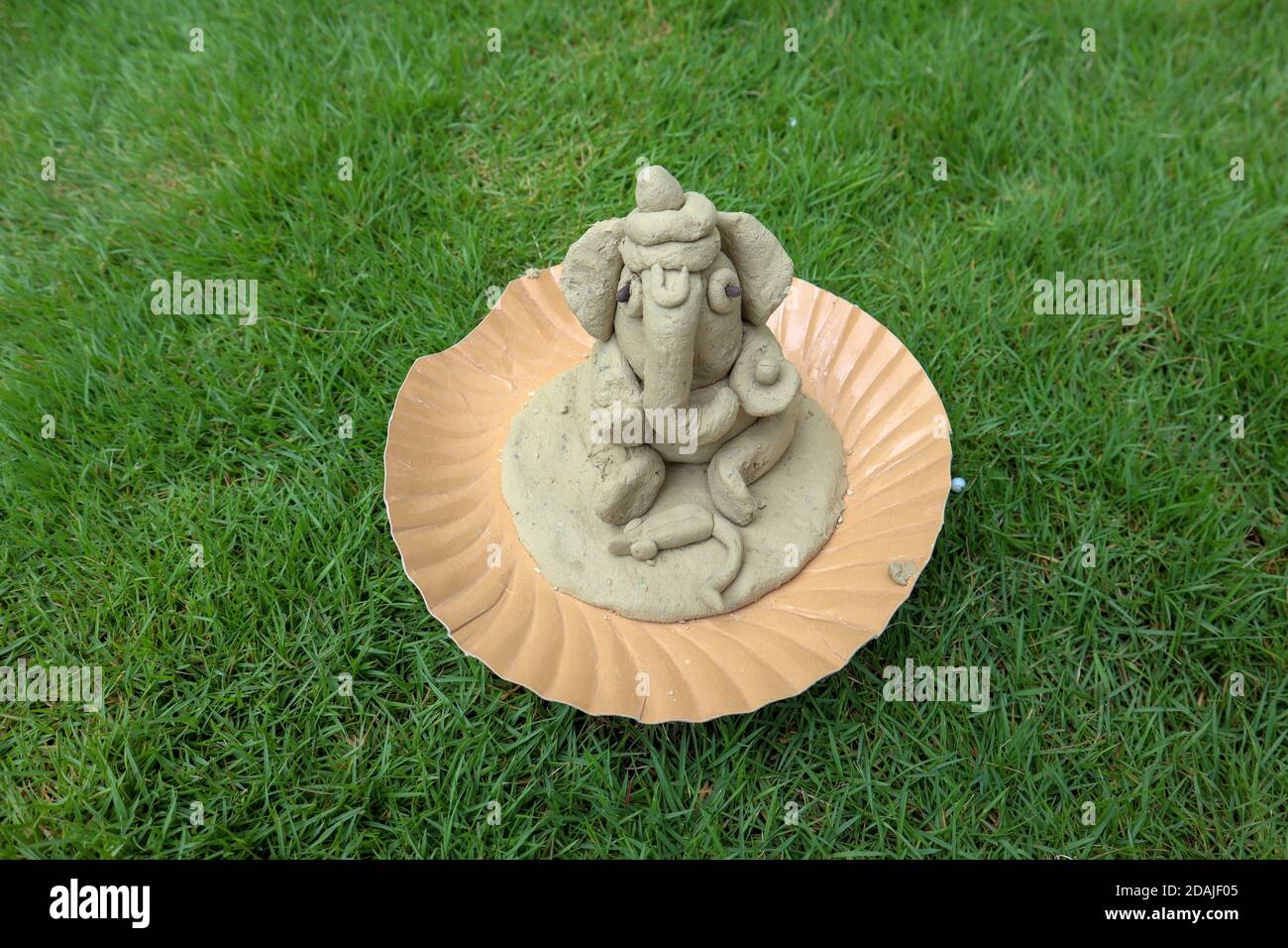 Hausgemachte Lord Ganesh Statue. Herstellung Ganesh ji murti (Statue) aus modernem Ton. Selbstgemachter Fürst Ganesh. Stockfoto