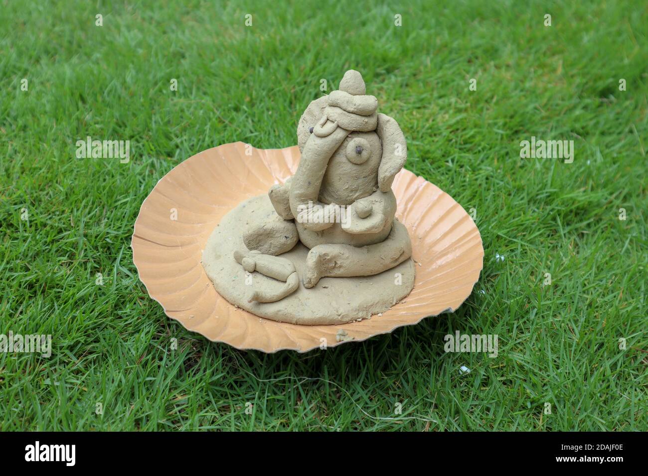 Selbstgemachtes Lord Ganesha. Herstellung Ganesh ji murti (Statue) aus modernem Ton. Selbstgemachter Fürst Ganesh. Stockfoto