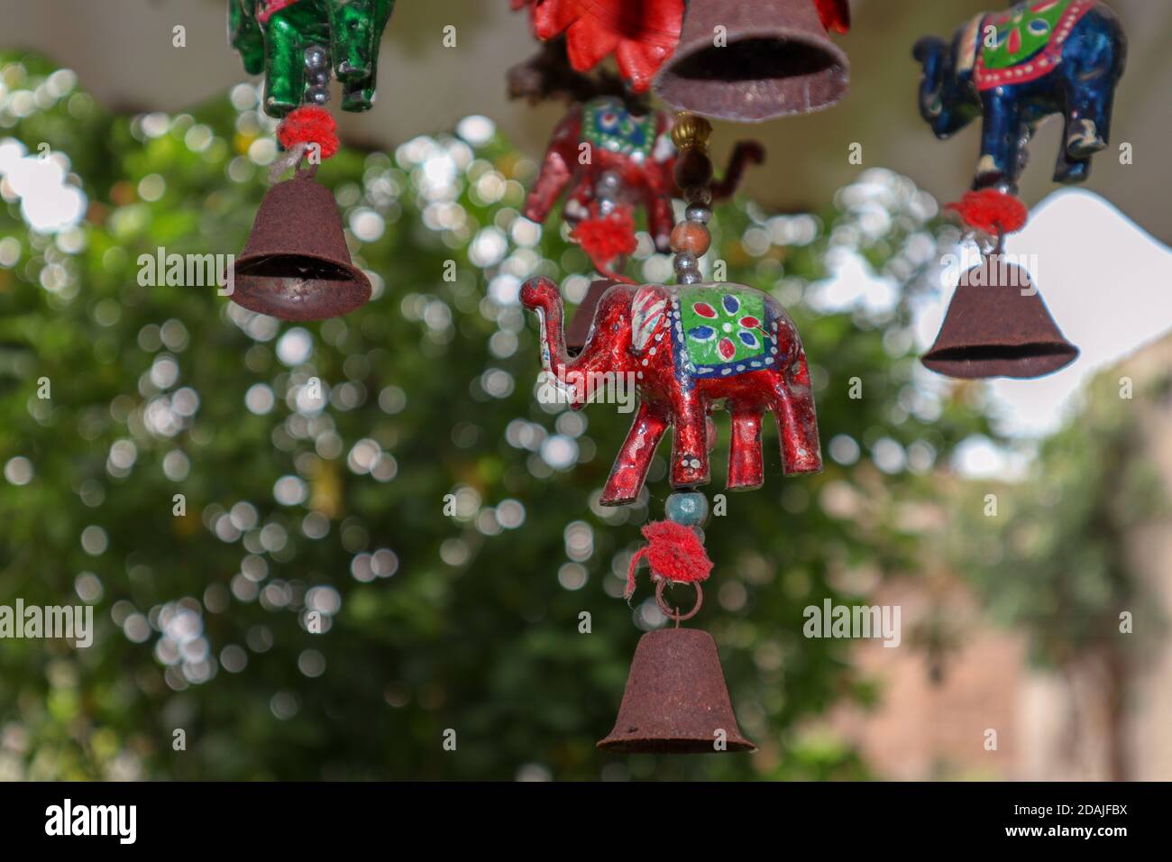 Ujjain, Indien - 25. August 2020: Rajasthani Handicraft Elephants Wall/Door Hängende Showpiece mit Glocken für Home Decor. Stockfoto