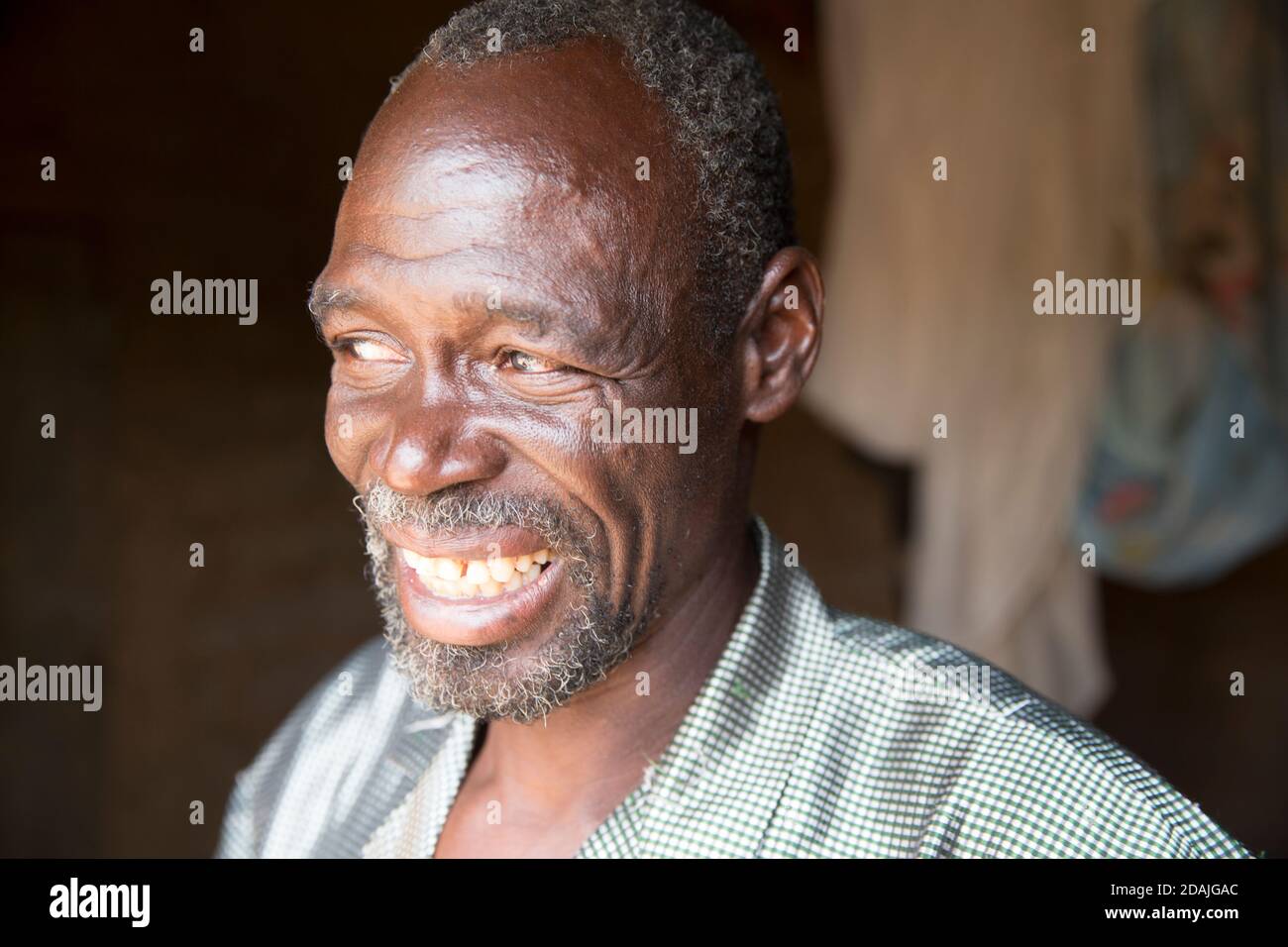 Delaba Koro, Dorf 60 km von Selingue, Mali, 27. April 2015; in diesem Dorf wurden viele Menschen vom Staudamm vertrieben. Oualama Doumbia, 56, spricht, ist Landwirt, Fischer, hunter und Sohn des früheren Chefs. Seine Erwartungen an den Staudamm wurden nicht erfüllt - er hoffte auf eine gute Gesundheitsversorgung, sauberes Wasser, Strom und eine allgemeine Verbesserung in der Landwirtschaft, Aber 30 Jahre später gibt es immer noch keinen Strom, nur eine defekte Pumpe, das medizinische Zentrum ist nicht gut ausgestattet und es gibt nur eine Grundschule für die Kinder. Seine Familie gehörte zu den ersten Siedlern des Dorfes. Es gab 500 Peop Stockfoto