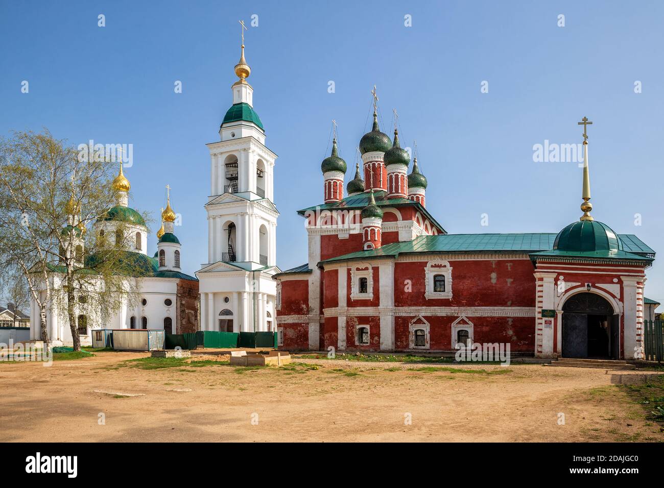 Kloster Epiphany in Uglich. Zwei Kirchen Smolensk Ikone der Gottesmutter 17. Jahrhundert und Feodorowskaja Ikone 19. Jahrhundert und restaurierter Glockenturm. Stockfoto