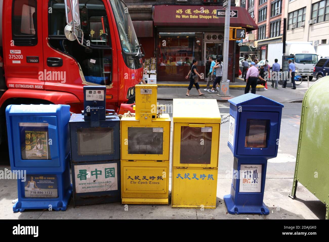 USA, New York City - 07. August 2014: Zeitungsausgabeautomaten in China Town Stockfoto