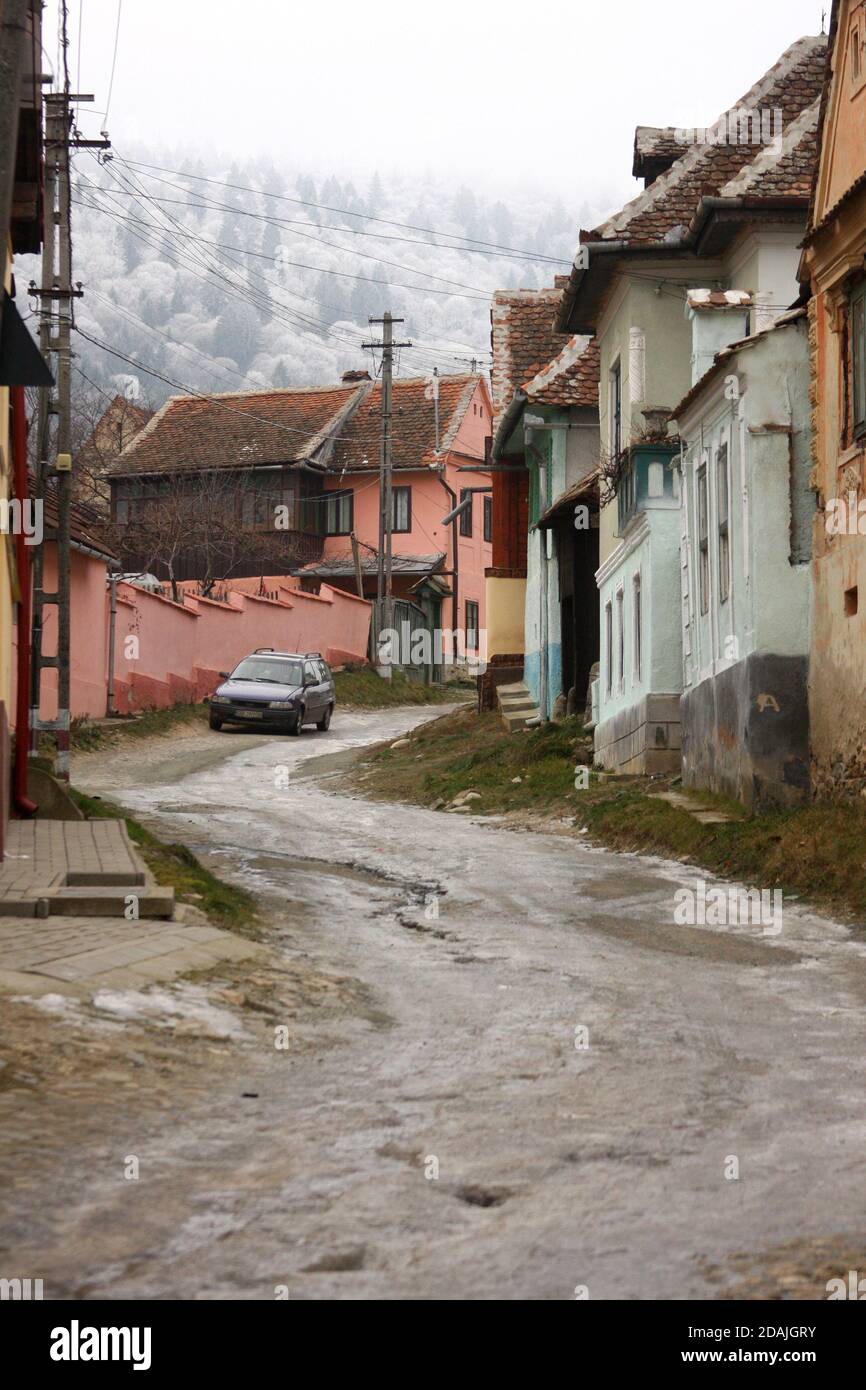 Fahrt durch ein Dorf in Sibiu County, Rumänien Stockfoto