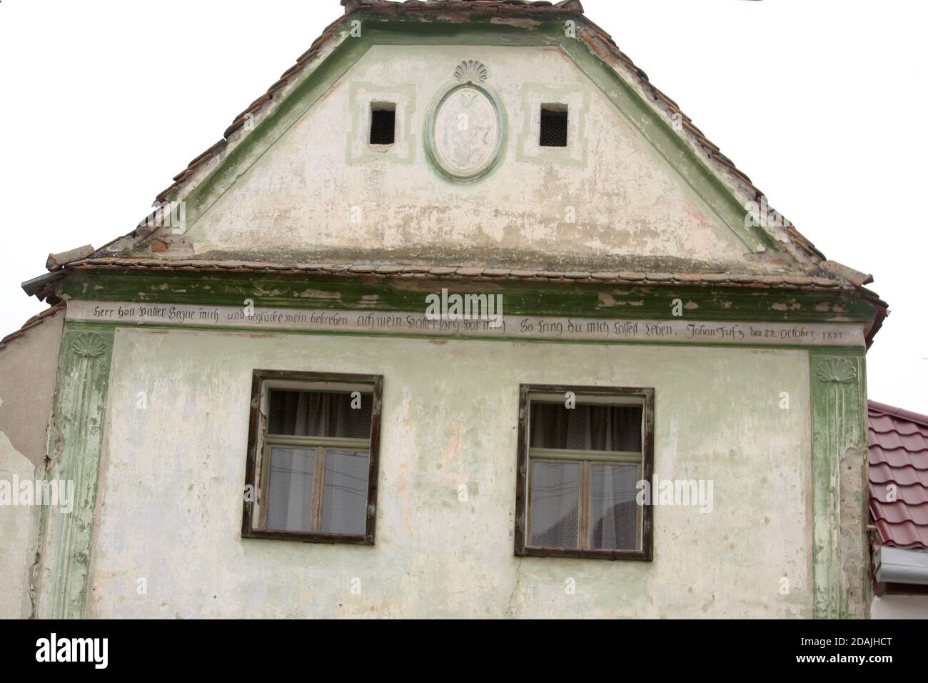 Sibiu County, Siebenbürgen, Rumänien. Außenansicht eines Hauses mit sächsischer Architektur. Kopfzeile mit einer Inschrift in deutscher Sprache, aus dem Jahr 1827. Stockfoto