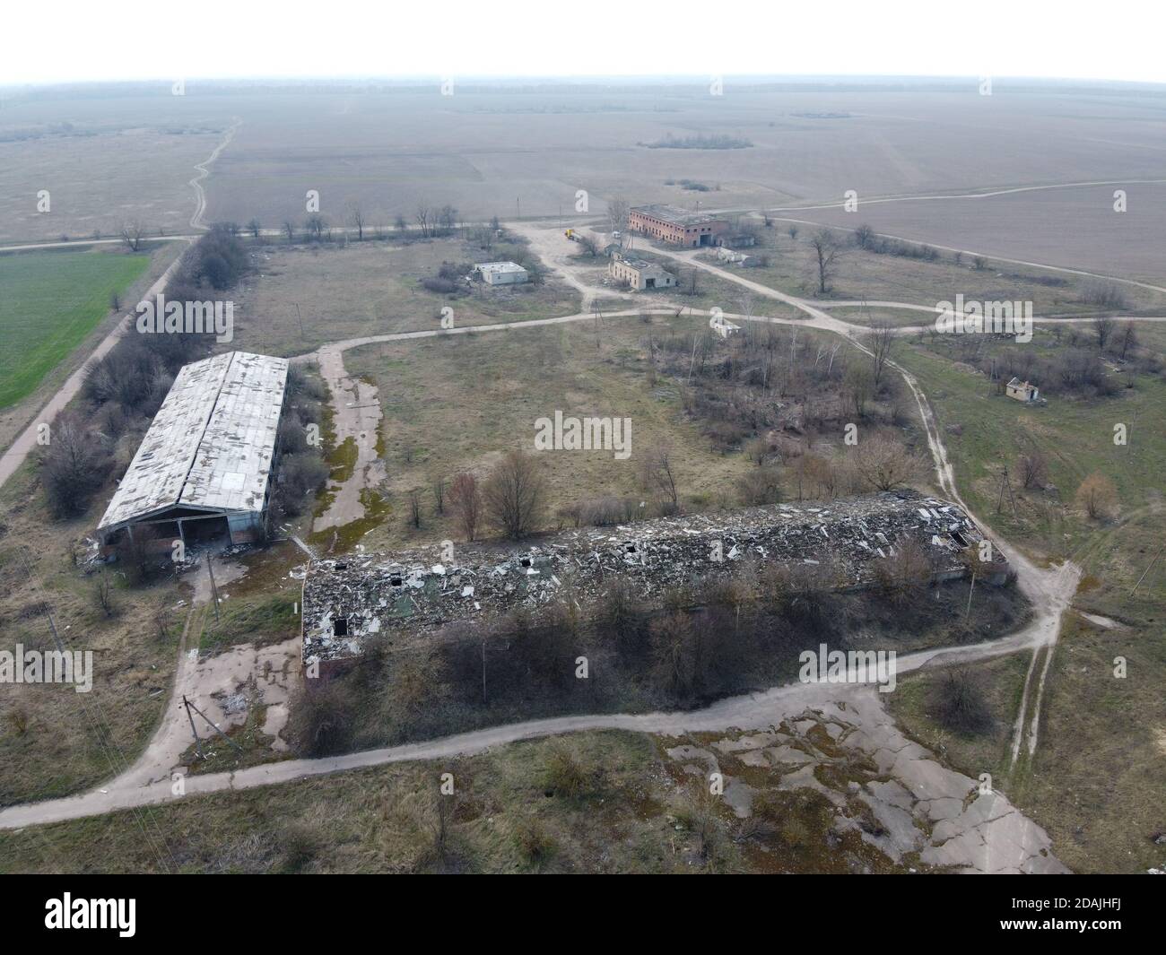 Verlassene Farm, Luftaufnahme. Verfallene Industriegebäude. Stockfoto