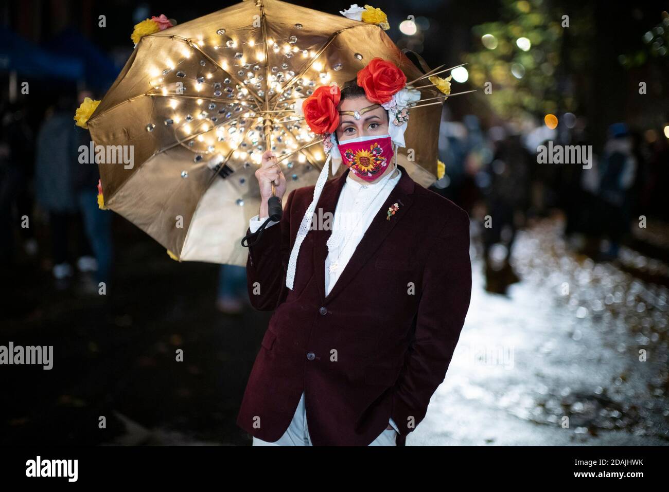 New York, New York, USA. November 2020. Demonstrator JP posiert für ein Foto an der Stone Wall in für einen wöchentlichen Black Lives Matter Trans Protest in New York. Rund 100 Demonstranten nahmen an der "Them of Love Legacy" und der Befreiung Teil, die LBGTQI-Stolz, Anerkennung, Gleichheit und Black Lives Matter unterstreichen. Kredit: Brian Branch Price/ZUMA Wire/Alamy Live Nachrichten Stockfoto