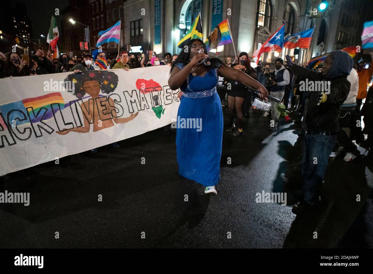 New York, New York, USA. November 2020. März Führer Qween Jean führt eine Black Lives Matter Trans Protest in New York. Rund 100 Demonstranten nahmen an der "Them of Love Legacy" und der Befreiung Teil, die LBGTQI-Stolz, Anerkennung, Gleichheit und Black Lives Matter unterstreichen. Kredit: Brian Branch Price/ZUMA Wire/Alamy Live Nachrichten Stockfoto