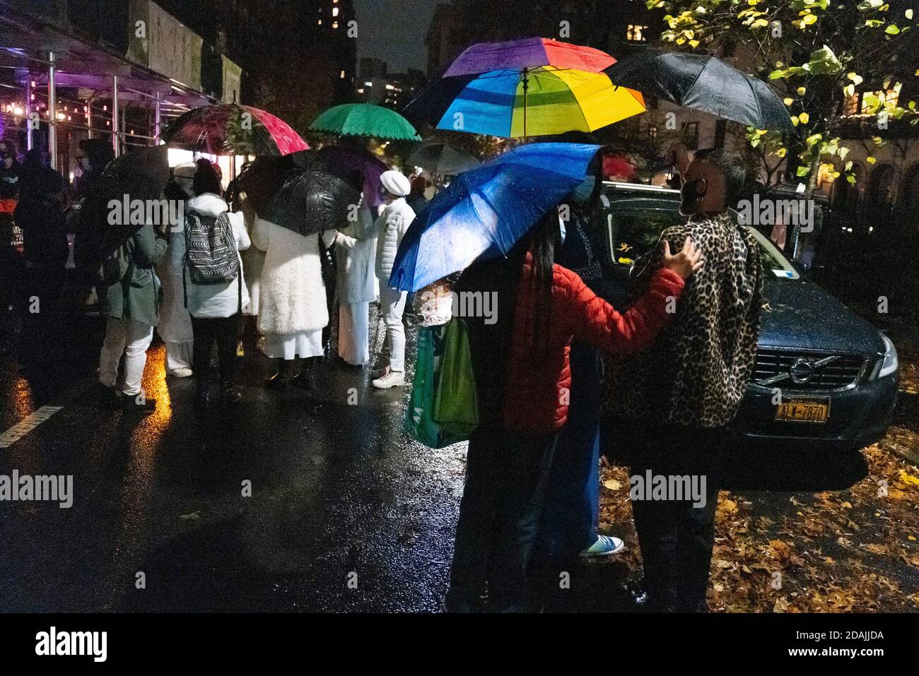 New York, New York, USA. November 2020. Demonstranten versammeln sich an der Steinmauer zu einem wöchentlichen Black Lives Matter Trans-Protest in New York. Rund 100 Demonstranten nahmen an der "Them of Love Legacy" und der Befreiung Teil, die LBGTQI-Stolz, Anerkennung, Gleichheit und Black Lives Matter unterstreichen. Kredit: Brian Branch Price/ZUMA Wire/Alamy Live Nachrichten Stockfoto