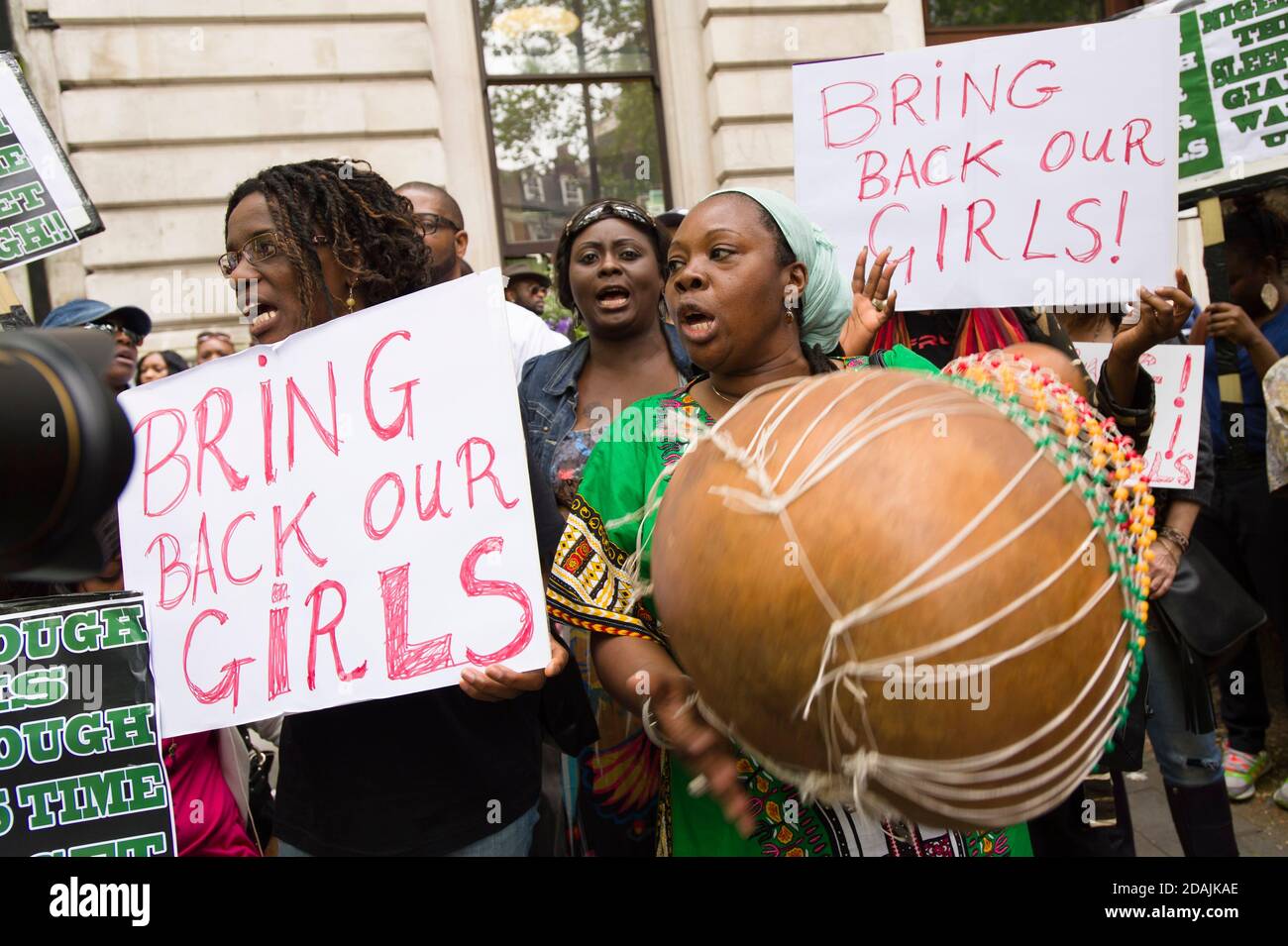Demonstration vor der nigerianischen High Commission, London, die die Rückkehr der entführten Schülerinnen in Nigeria fordert. Mehr als 200 Schülerinnen wurden in der Nacht vom 14. Auf den 15. April 2014 von der staatlichen Sekundarschule in der Stadt Chibok im Bundesstaat Borno, Nigeria, entführt. Die Entführungen wurden von Boko Haram, einer islamisch-dschihadistischen Terrororganisation im Nordosten Nigerias, behauptet. Nigerianische hohe Kommission, London, Vereinigtes Königreich. 17 Mai 2014 Stockfoto