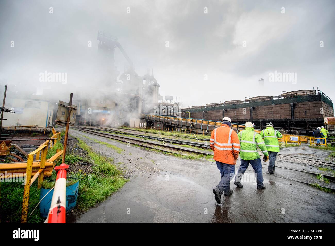 Die Tata Stahlwerke in Port Talbot, South Wales - in Dampf gehüllt Arbeiter nähern Blast Ofen 4 Stockfoto