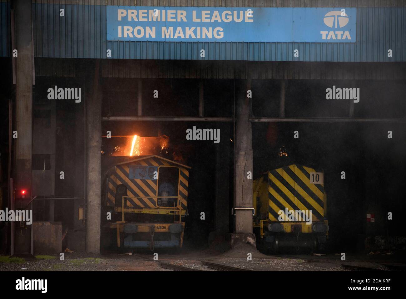 Die Tata Stahlwerke in Port Talbot, South Wales - Gießen von geschmolzenem Eisen in Blast Furnace 4 Stockfoto