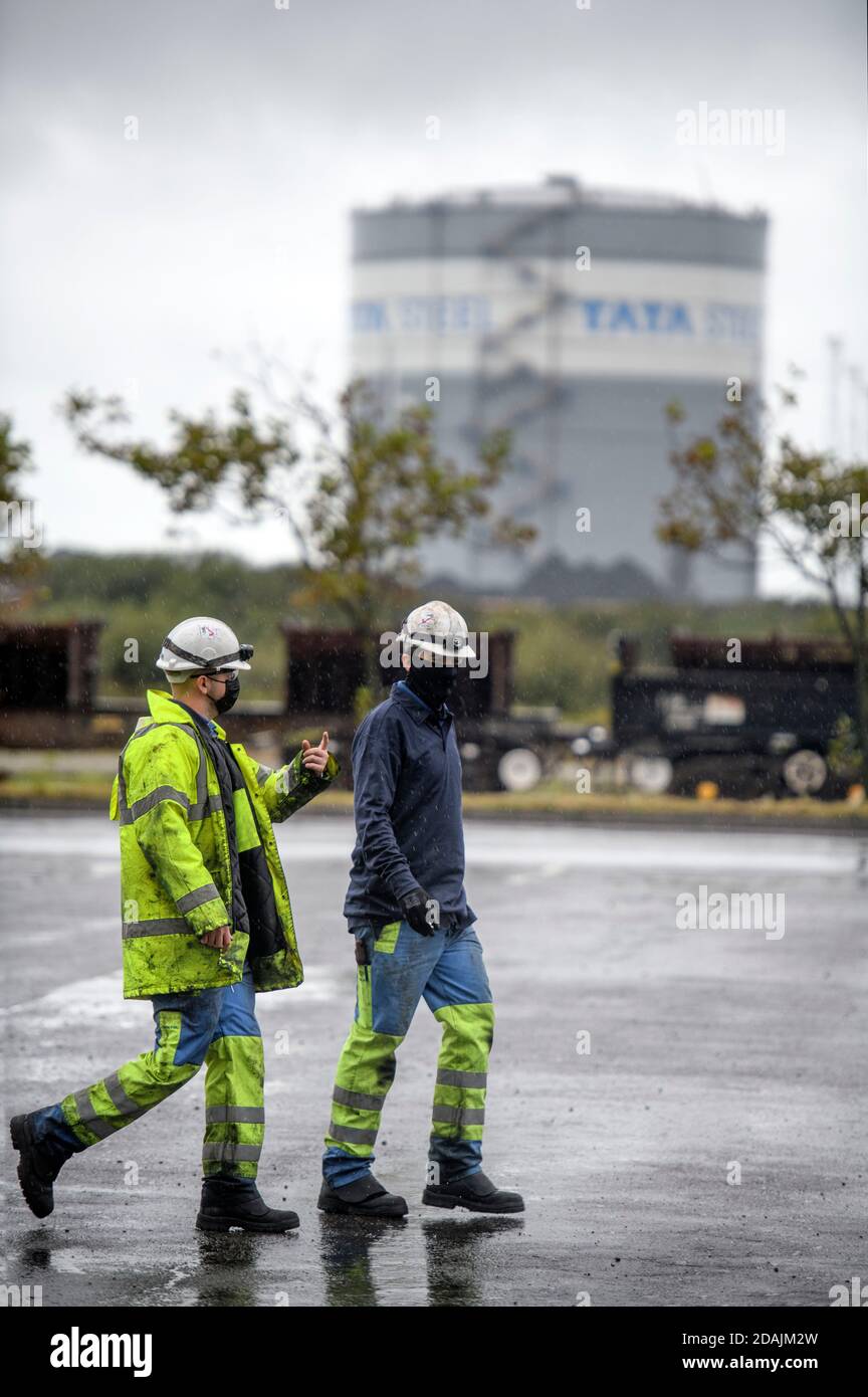 Zwei Arbeiter in der Tata Steelworks in Port Talbot, Südwales Stockfoto