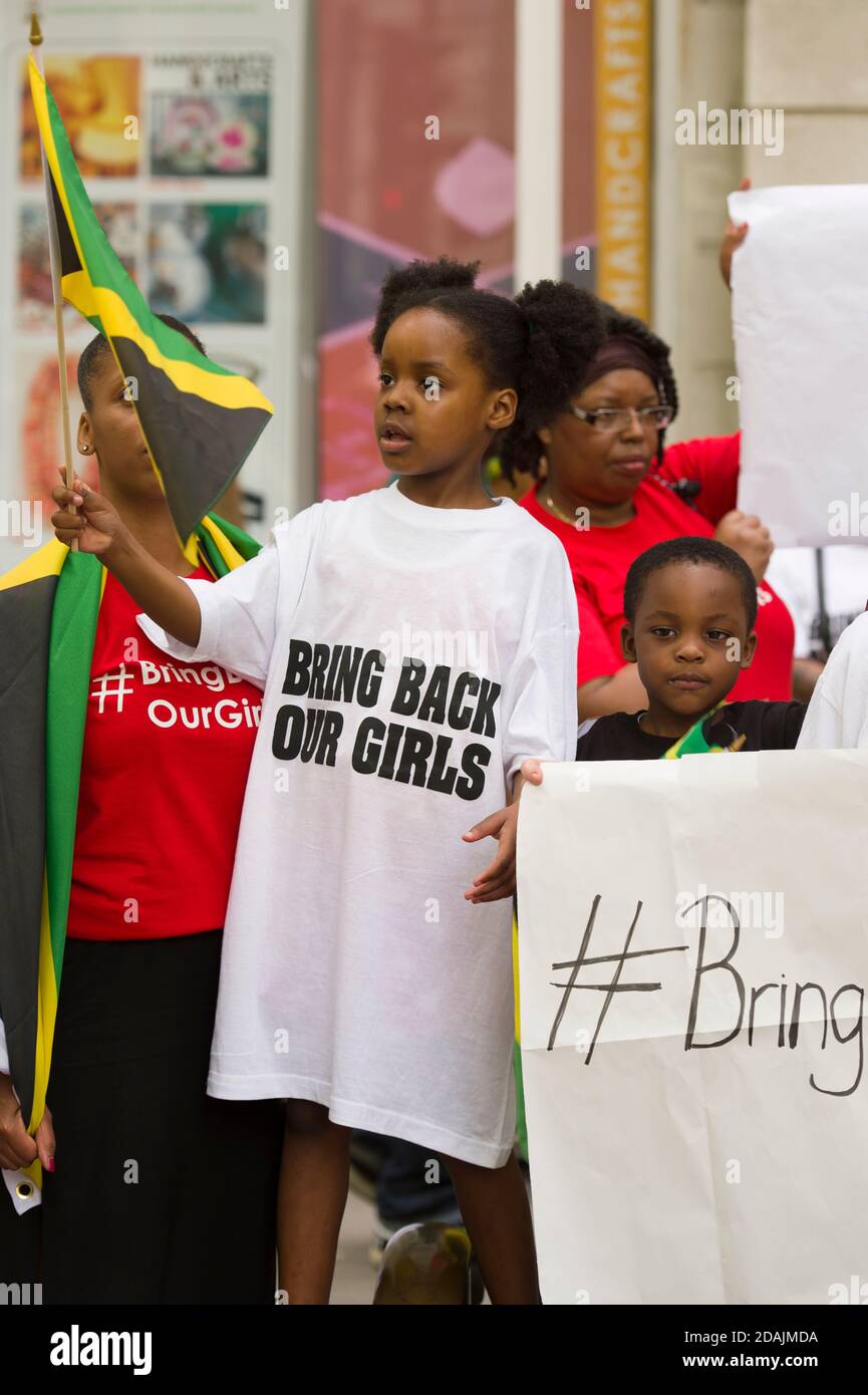 Demonstration vor der nigerianischen High Commission, London, die die Rückkehr der entführten Schülerinnen in Nigeria fordert. Mehr als 200 Schülerinnen wurden in der Nacht vom 14. Auf den 15. April 2014 von der staatlichen Sekundarschule in der Stadt Chibok im Bundesstaat Borno, Nigeria, entführt. Die Entführungen wurden von Boko Haram, einer islamisch-dschihadistischen Terrororganisation im Nordosten Nigerias, behauptet. Nigerianische hohe Kommission, London, Vereinigtes Königreich. 17 Mai 2014 Stockfoto