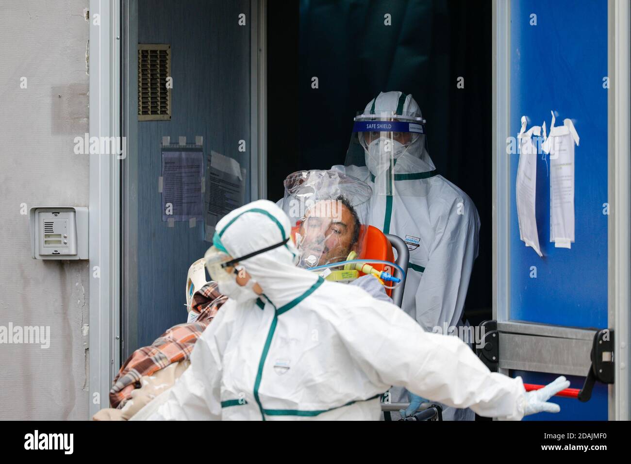 Neapel, Italien. November 2020. 11/13/2020 Neapel, im Antonio Cardarelli Krankenhaus in Neapel, kranke Menschen weiterhin in kritischen Bedingungen und mit Sauerstoffmangel ankommen. Quelle: Fabio Sasso/ZUMA Wire/Alamy Live News Stockfoto