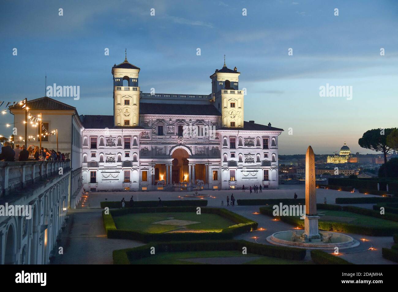 Französische Akademie in Rom in der Villa Medici bei Sonnenuntergang auf der Seite der Gärten und im Hintergrund die Kirche San Stockfoto