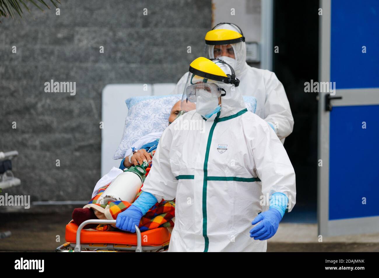 Neapel, Italien. November 2020. 11/13/2020 Neapel, im Antonio Cardarelli Krankenhaus in Neapel, kranke Menschen weiterhin in kritischen Bedingungen und mit Sauerstoffmangel ankommen. Quelle: Fabio Sasso/ZUMA Wire/Alamy Live News Stockfoto