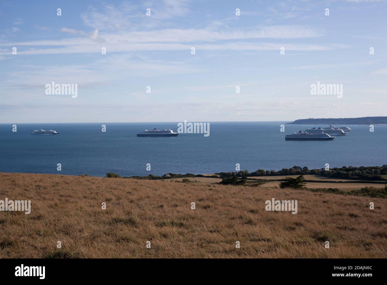 Ansichten von Kreuzfahrtschiffen, die am 3. August 2020 auf See in Overcombe bei Weymouth in Dorset in Großbritannien stationiert sind Stockfoto